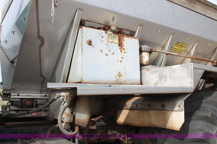 image for item H8266 1996 International 4900 floater spreader truck
