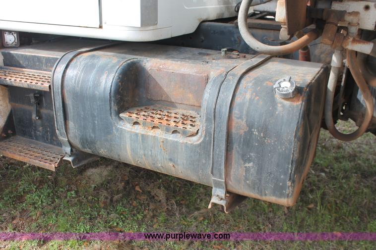 image for item H8266 1996 International 4900 floater spreader truck