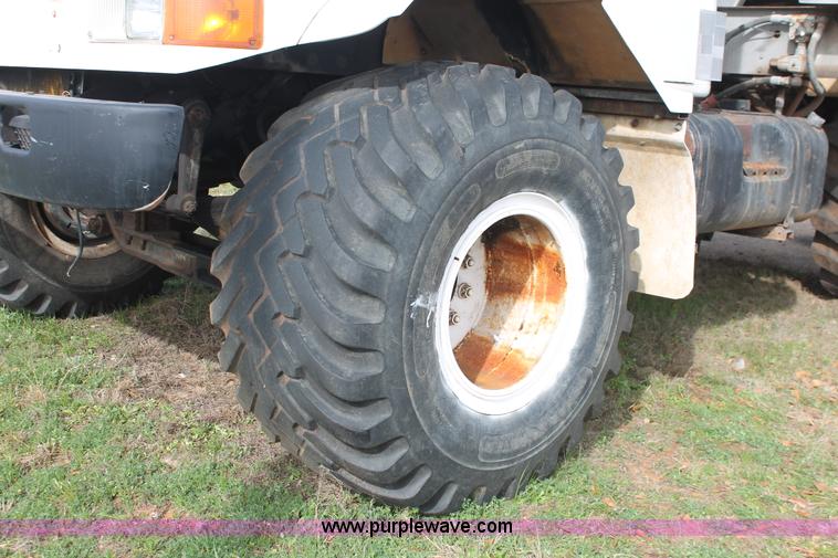 image for item H8266 1996 International 4900 floater spreader truck