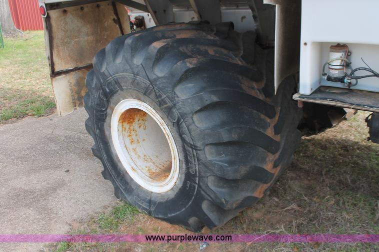 image for item H8266 1996 International 4900 floater spreader truck