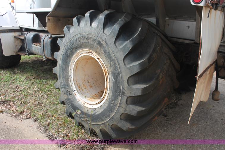 image for item H8266 1996 International 4900 floater spreader truck