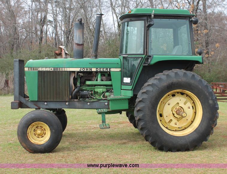 image for item H8268 1982 John Deere 4440 tractor