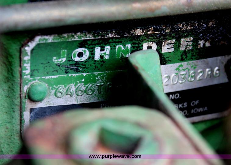 image for item H8268 1982 John Deere 4440 tractor