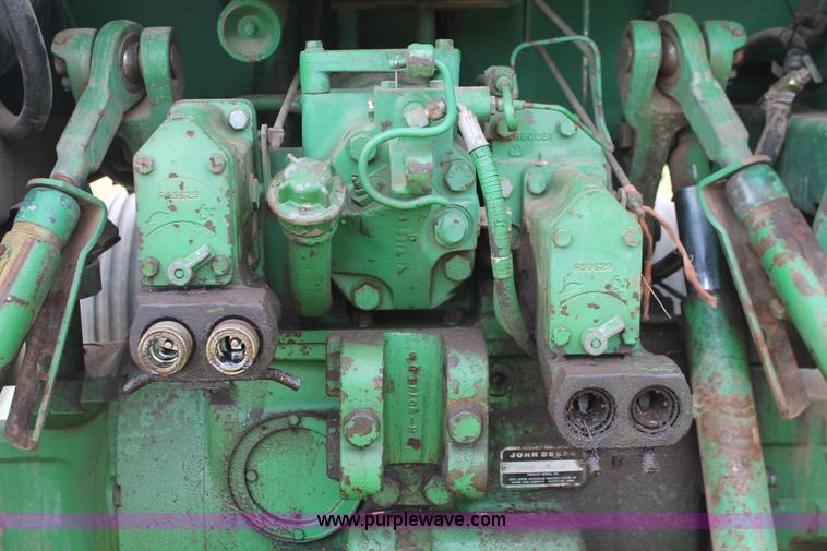 image for item H8268 1982 John Deere 4440 tractor