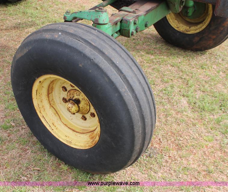 image for item H8268 1982 John Deere 4440 tractor