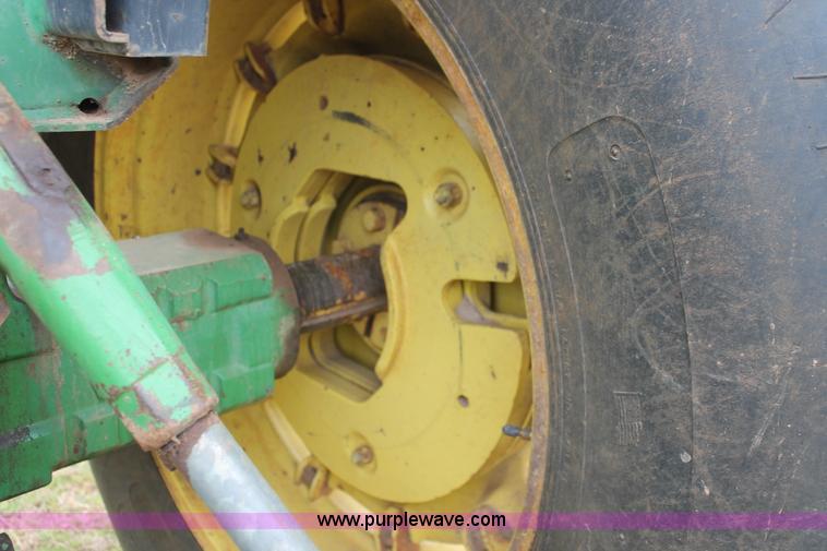 image for item H8268 1982 John Deere 4440 tractor