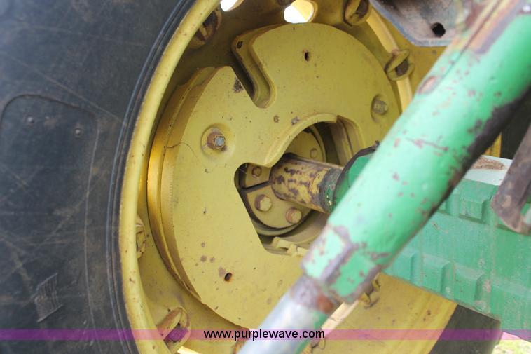 image for item H8268 1982 John Deere 4440 tractor