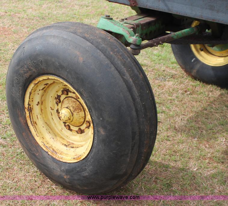 image for item H8268 1982 John Deere 4440 tractor