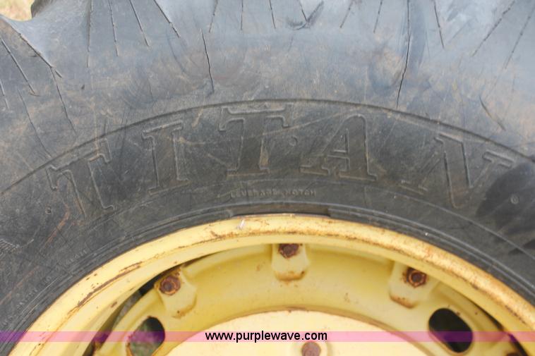 image for item H8268 1982 John Deere 4440 tractor