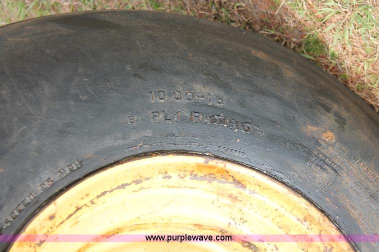 image for item H8268 1982 John Deere 4440 tractor