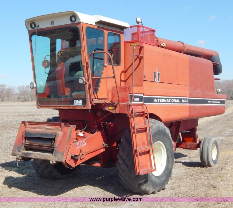 1981 International 1420 AxialFlow combine in Smithville, MO Item