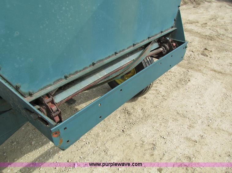 image for item I4190 Farm Hand F44B feed wagon