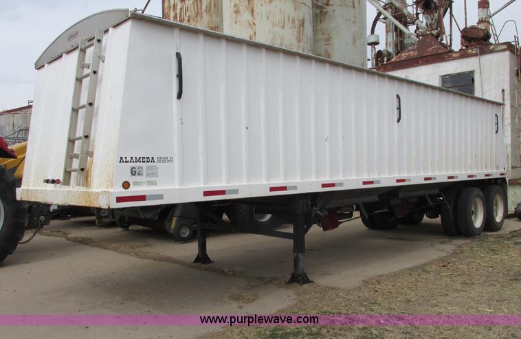 image for item I5521 2009 Alameda AHB32 32' grain trailer