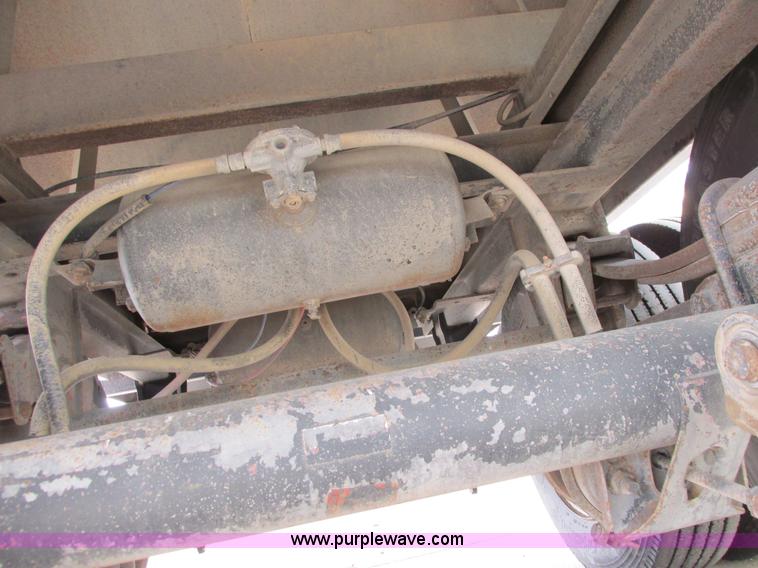 image for item I5521 2009 Alameda AHB32 32' grain trailer