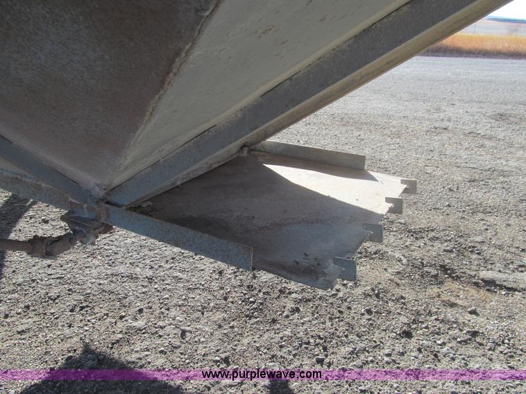 image for item I7201 1985 Meritt 42' tandem axle grain trailer