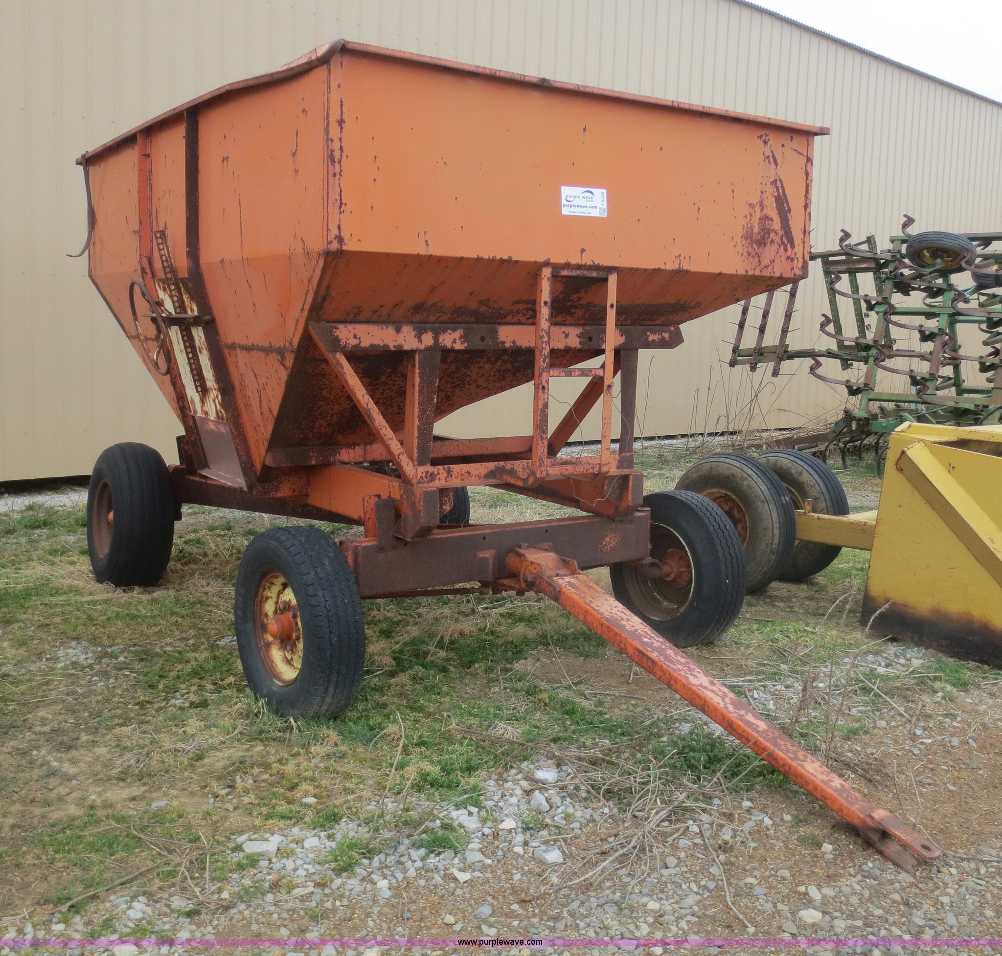 Bradford 10 ton gravity feed wagon in Galena, KS Item F8225 sold