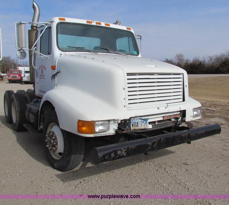 image for item AE9056 1991 International 8200 semi truck