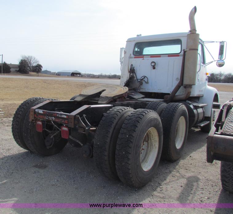 image for item AE9056 1991 International 8200 semi truck