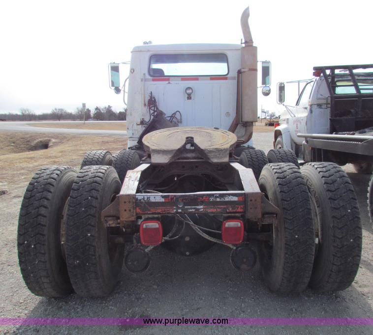 image for item AE9056 1991 International 8200 semi truck