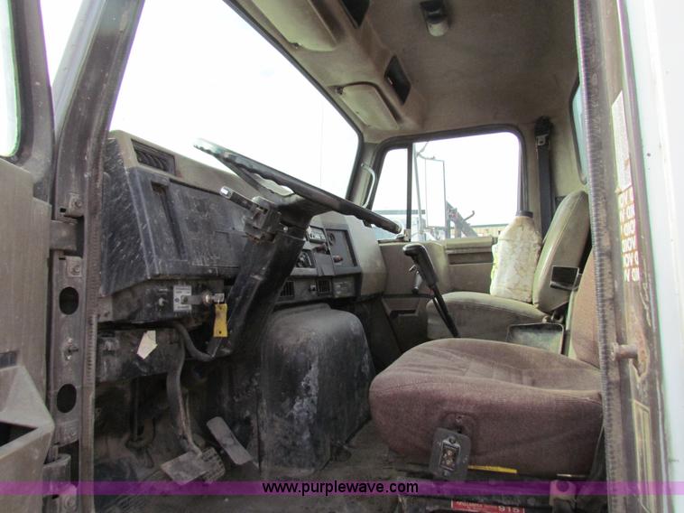 image for item AE9056 1991 International 8200 semi truck