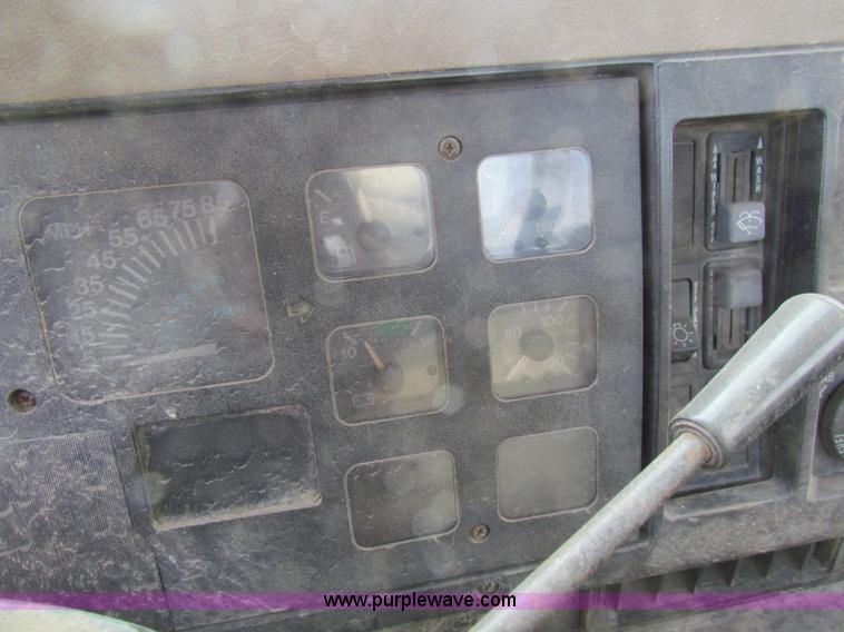 image for item AE9056 1991 International 8200 semi truck