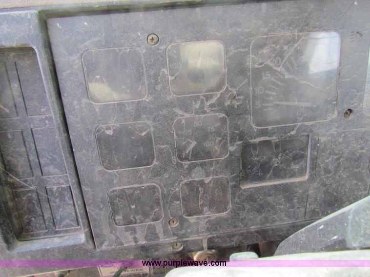 image for item AE9056 1991 International 8200 semi truck