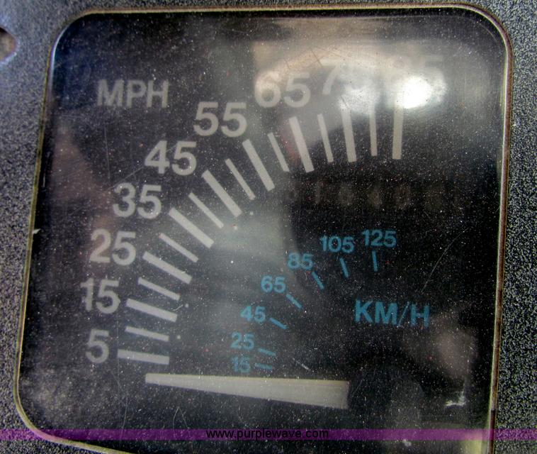 image for item AE9056 1991 International 8200 semi truck