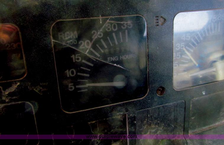 image for item AE9056 1991 International 8200 semi truck