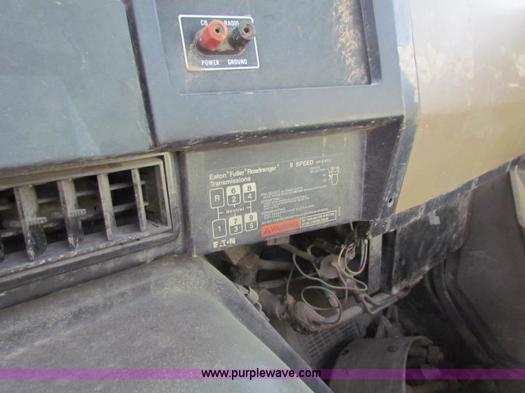 image for item AE9056 1991 International 8200 semi truck