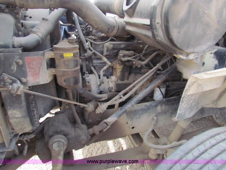 image for item AE9056 1991 International 8200 semi truck