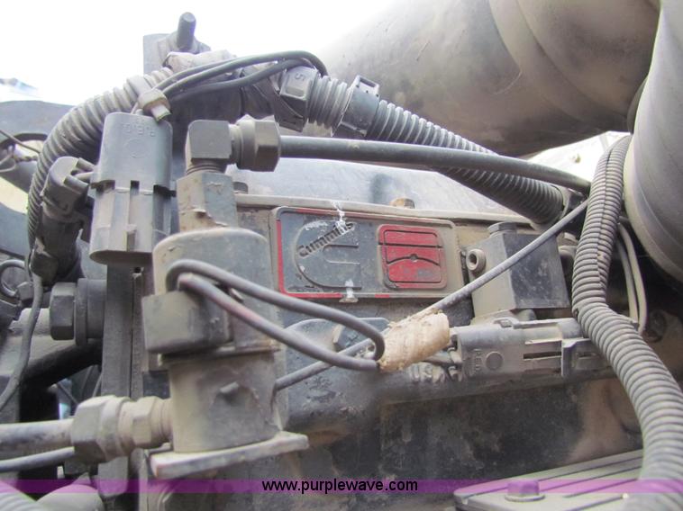 image for item AE9056 1991 International 8200 semi truck