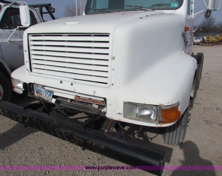 image for item AE9056 1991 International 8200 semi truck