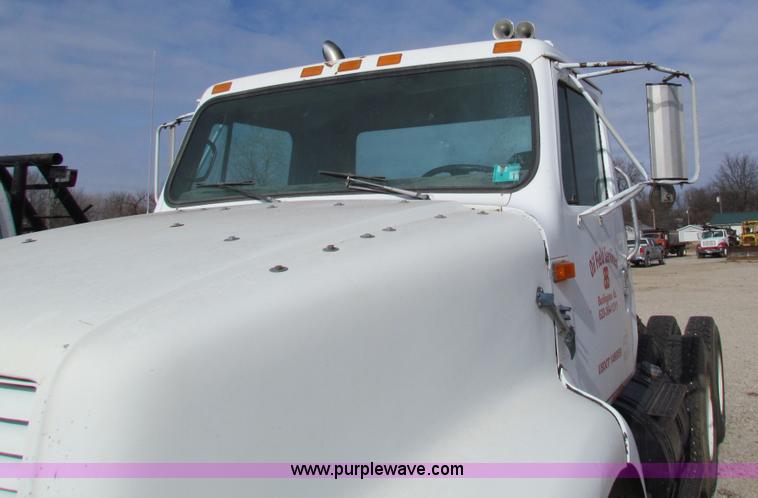 image for item AE9056 1991 International 8200 semi truck