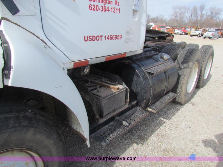 image for item AE9056 1991 International 8200 semi truck