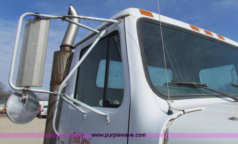 image for item AE9056 1991 International 8200 semi truck