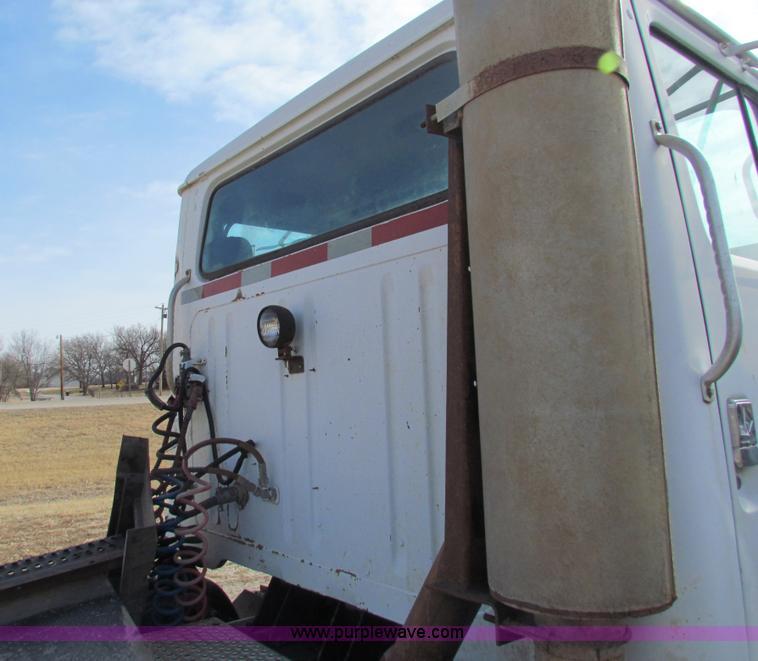 image for item AE9056 1991 International 8200 semi truck