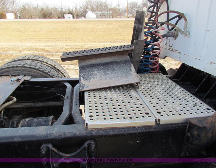 image for item AE9056 1991 International 8200 semi truck