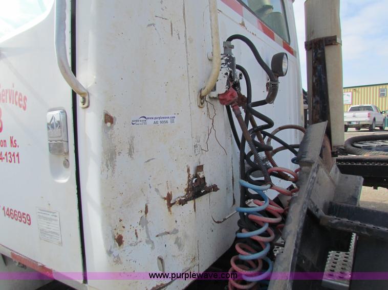 image for item AE9056 1991 International 8200 semi truck