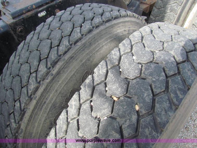 image for item AE9056 1991 International 8200 semi truck