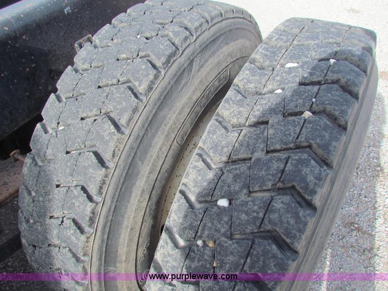 image for item AE9056 1991 International 8200 semi truck