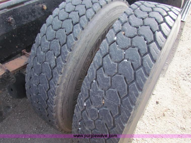 image for item AE9056 1991 International 8200 semi truck