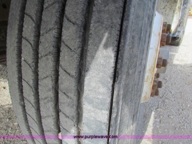 image for item AE9056 1991 International 8200 semi truck