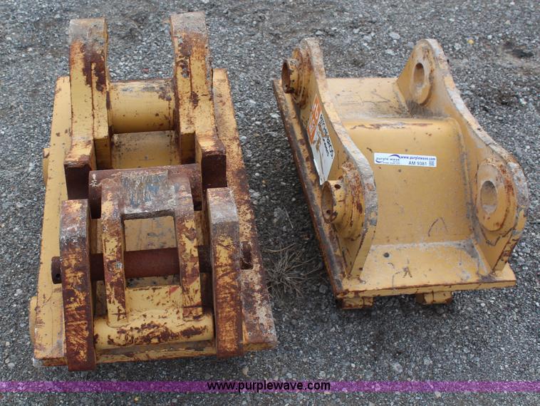 image for item AM9381 (2) manual quick couplers