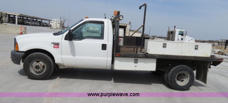 image for item B4892 1999 Ford F350 flatbed truck