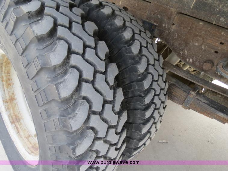 image for item B4892 1999 Ford F350 flatbed truck