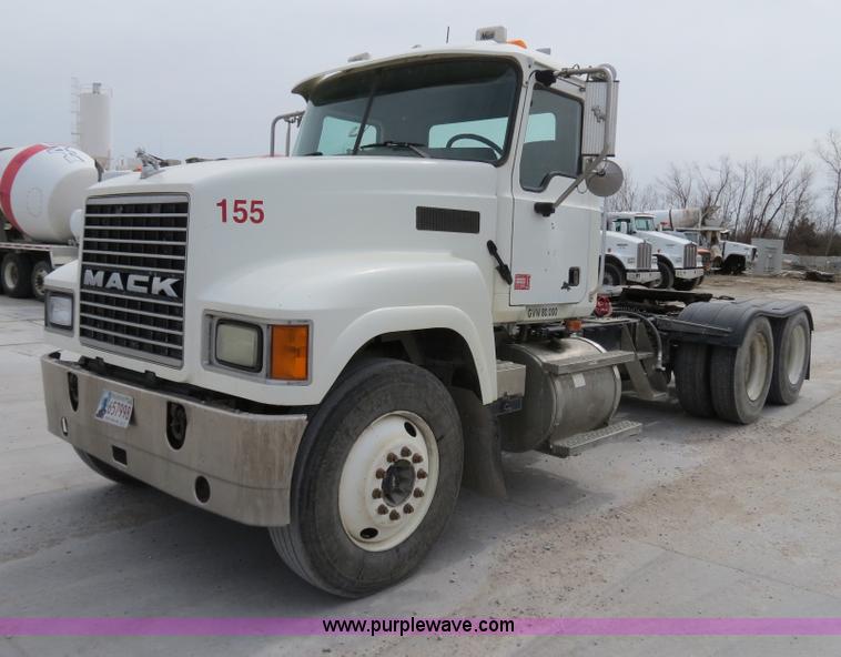 image for item B4894 2005 Mack CHN613 semi truck