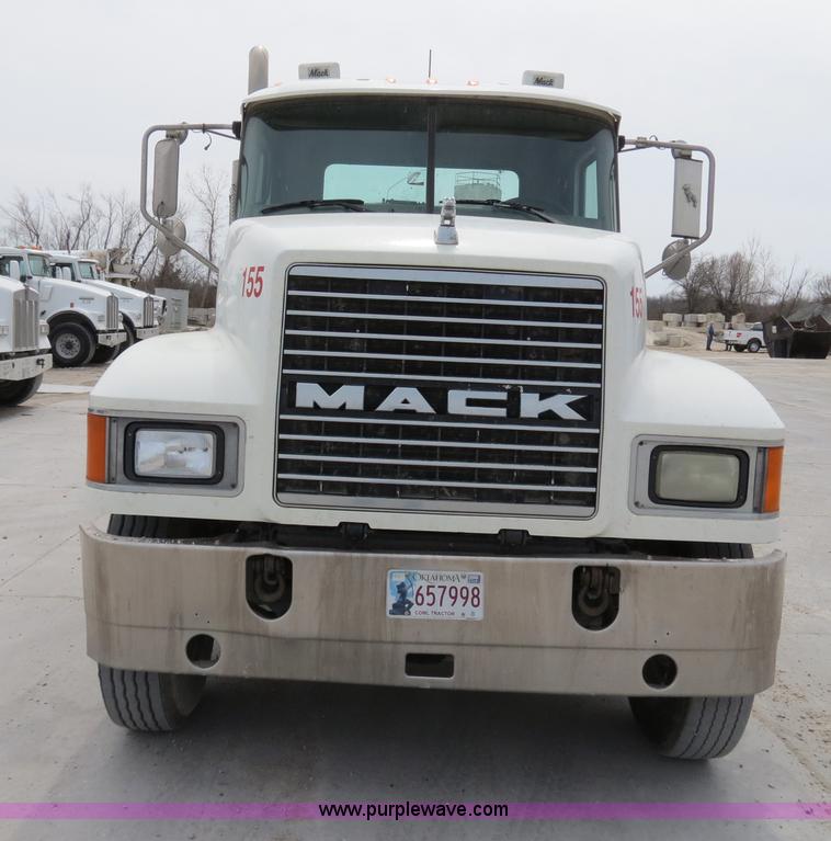 image for item B4894 2005 Mack CHN613 semi truck