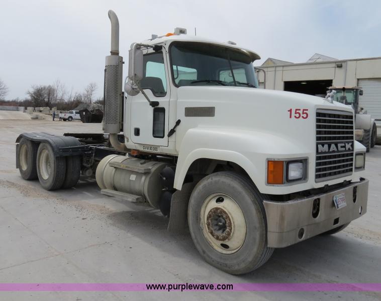 image for item B4894 2005 Mack CHN613 semi truck