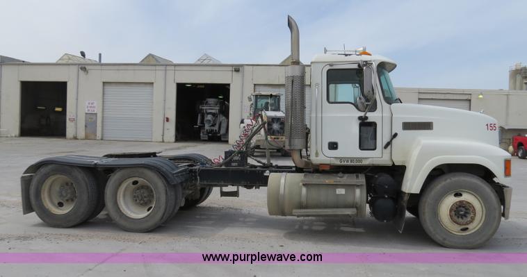 image for item B4894 2005 Mack CHN613 semi truck