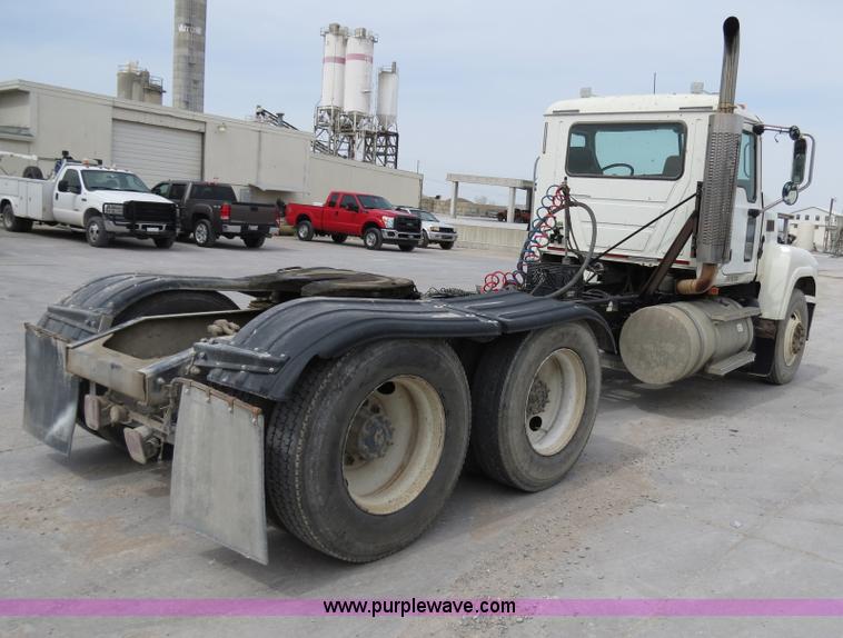 image for item B4894 2005 Mack CHN613 semi truck